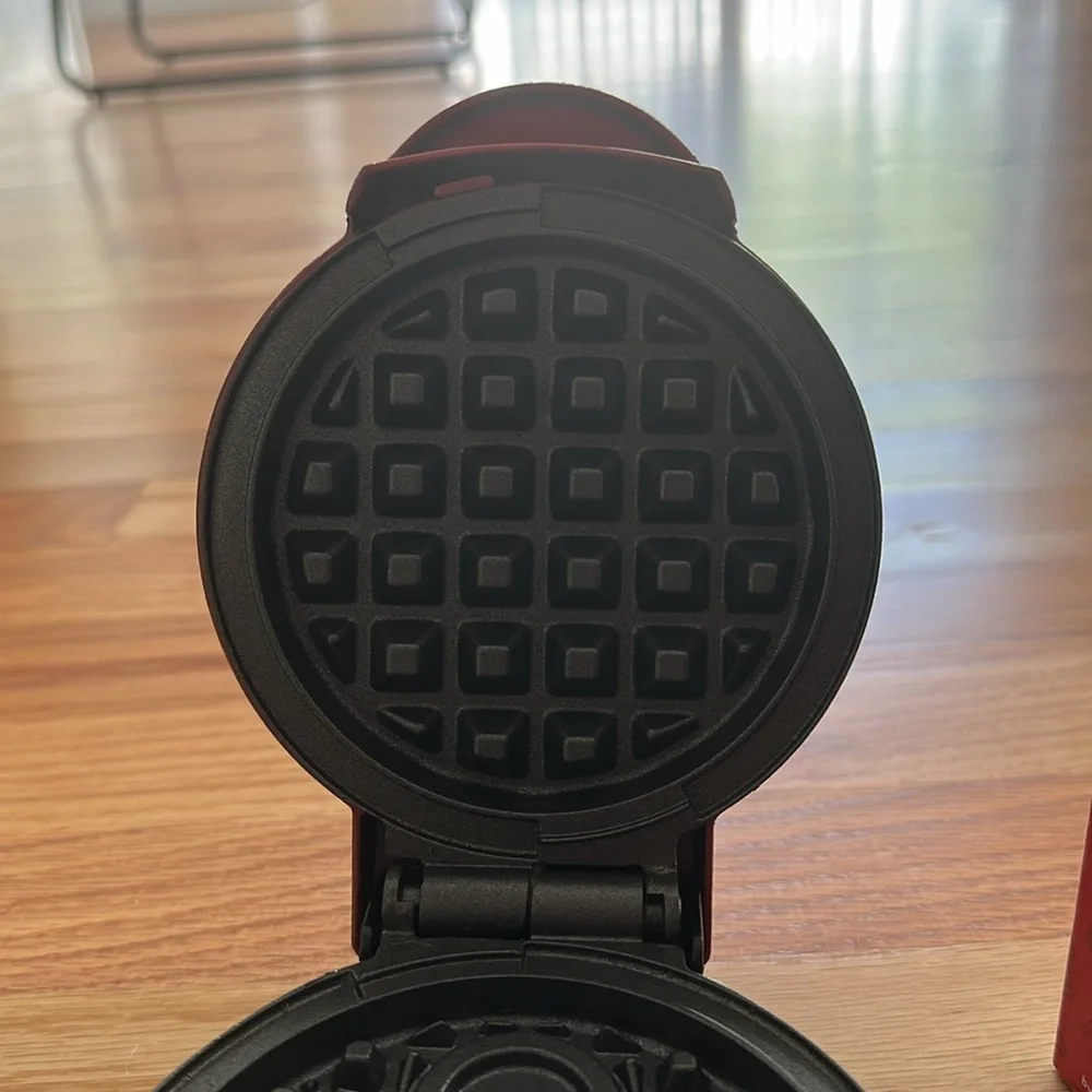 Dash 4” mini waffle maker Gingerbread Man